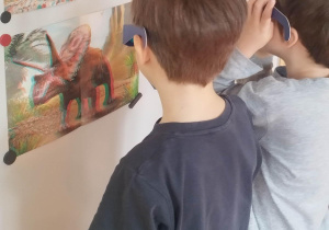 Chłopcy oglądający dinozaury w trójwymiarze