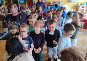 Kocie malowanie twarzy i dzieci podczas oczekiwania w kolejce