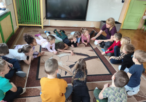 na zdjęciu dzieci oglądają uzębienie
