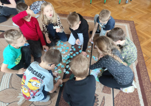 na zdjęciu dzieci układają puzzle