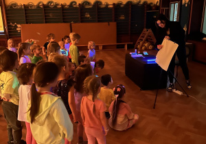 na zdjęciu dzieci oglądają pokaz świateł fluorescencyjnych
