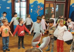 dzieci podczas wspólnej zabawy tanecznej w kole