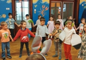 dzieci podczas wspólnej zabawy tanecznej w kole