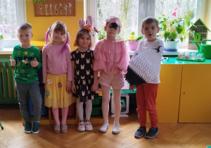 dzieci z grupy pszczółek prezentujące woje wiosenne stroje