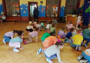 dzieci podczas zabawy