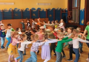 dzieci podczas wspólnej zabawy tanecznej