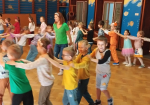 dzieci podczas wspólnej zabawy tanecznej