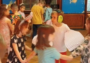 dzieci podczas wspólnej zabawy tanecznej