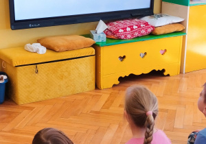 dzieci podczas oglądania filmu edukacyjnego o kamieniach szlachetnych