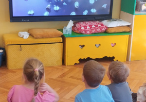 dzieci podczas oglądania filmu edukacyjnego o kamieniach szlachetnych