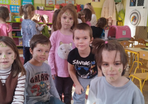 Na zdjęciu dzieci z namalowanymi na buzi kocimi wąsami.