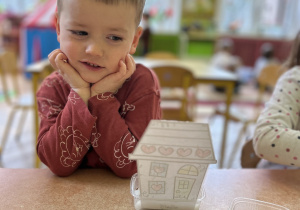 Na zdjęciu dzieci sieją rzeżuchę we wcześniej przygotowanych pojemniczkach.