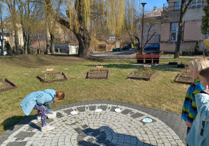 dzieci podnoszą karteczki - memory