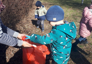 na zdjęciu dzieci podczas akcji sprzątania terenu ,,Galante Sprzątanie”