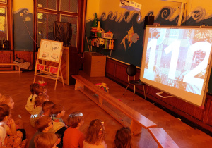 dzieci oglądają film edukacyjny dotyczący Dnia Numeru Alarmowego 112