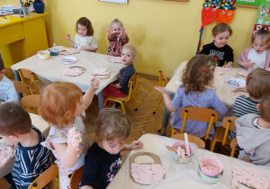 dzieci wykonują prace plastyczne – koszyczki dekorowane pianką plastyczną i gotowymi elementami
