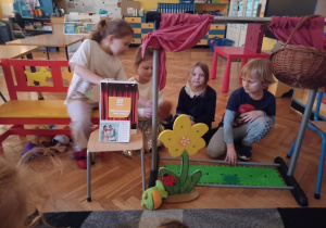 dzieci występują w przygotowanym przez siebie teatrzyku