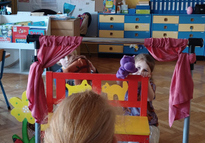 dzieci występują w przygotowanym przez siebie teatrzyku