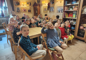 Na zdjęciu dzieci z grupy kotków czekające na przedstawienie