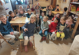 Na zdjęciu dzieci z grupy kotków czekające na przedstawienie