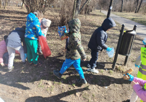 dzieci sprzątają śmieci z trawników