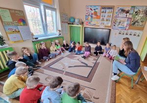 Na zdjęciu Pani czyta dzieciom bajkę „Królewna Śnieżka”.