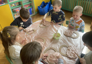 Dzieci podczas wykonywania koszyków z masy sensorycznej