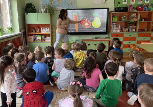 Dzieci podczas oglądania filmu edukacyjnego dotyczącego zdrowego odżywiania
