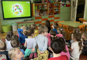 Dzieci podczas oglądania filmu edukacyjnego dotyczącego zdrowego odżywiania