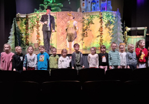 Zdjęcie grupowe dzieci z grupy kotków na scenie w teatrze