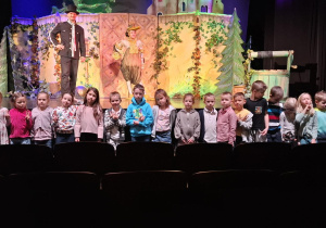 Zdjęcie grupowe dzieci z grupy skrzatów na scenie w teatrze