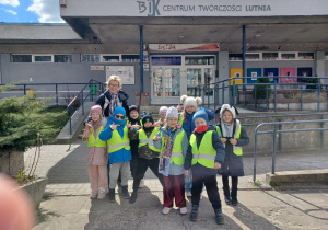 grupa dzieci stoi przed Domem Kultury, na budynku widać napis Centrum Kultury Lutnia