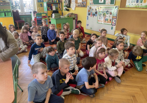Dzieci z grupy Pszczółek oraz Misiów siedzące na dywanie