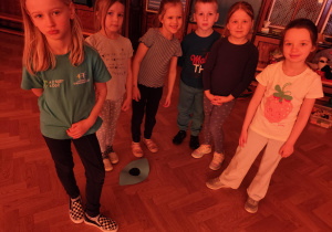 Dzieci podczas jednego z zadań na ,,Niebieskich Igrzyskach''.