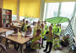 Zdjęcie grupowe Skrzatów w bibliotece szkolnej