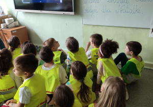 Skrzaty w sali lekcyjnej na lekcji polskiego