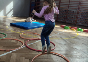 Dziewczynka skacze po obręczach