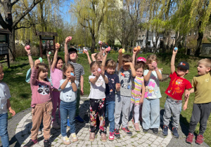 zdjęcie grupowe dzieci z grupy Pszczółek trzymających w ręku kolorowe jajka