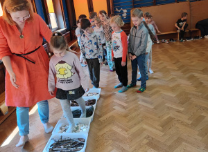 Zabawy sensoryczne z bają Czerwony Kapturek