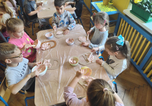 zabawa plastyczno- sensoryczna, dzieci malują i ozdabiają koszyczki
