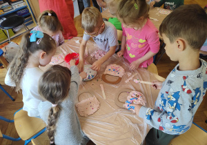 zabawa plastyczno- sensoryczna, dzieci malują i ozdabiają koszyczki