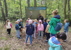 zdjęcie dzieci i przewodnika podczas spaceru po lesie