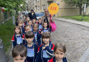 dzieci w jednolitych strojach stojące w parach