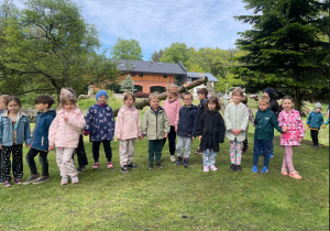 zdjęcie grupowe dzieci w ośrodku edukacyjnym