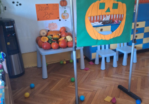 Na zdjęciu jest dynia z wyciętym otworem do którego dzieci wrzucały kolorowe kuleczki.