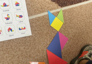 Kot z figur geometrycznych.