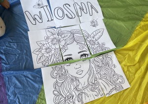 układanka o wiośnie ułożona przez dzieci na tle chusty animacyjnej