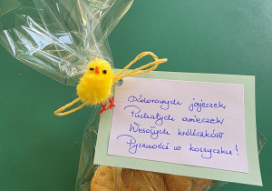 Na zdjęciu ciasteczka zapakowane na wielkanocny upominek.