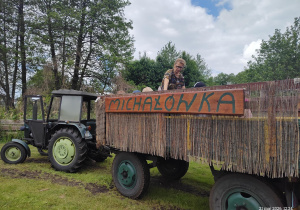Traktor i wóz z napisem " Michałówka".