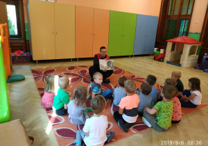 Tata Rodryka czyta przedszkolakom